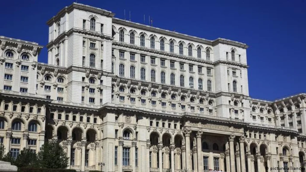 Proces simulat în Parlamentul României: Elevi și studenți în rolurile de reprezentanți ai acuzării și apărării