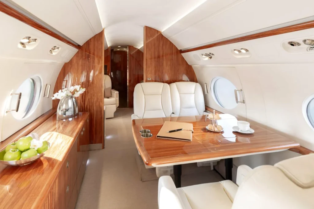 Cum arată avionul de lux închiriat de Iohannis pentru vizita în Emiratele Arabe FOTO