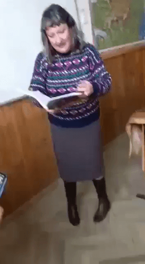 Profesoară din Prahova, batjocorită de elevi. Mai mulți băieți simulau acte sexuale cu ea VIDEO