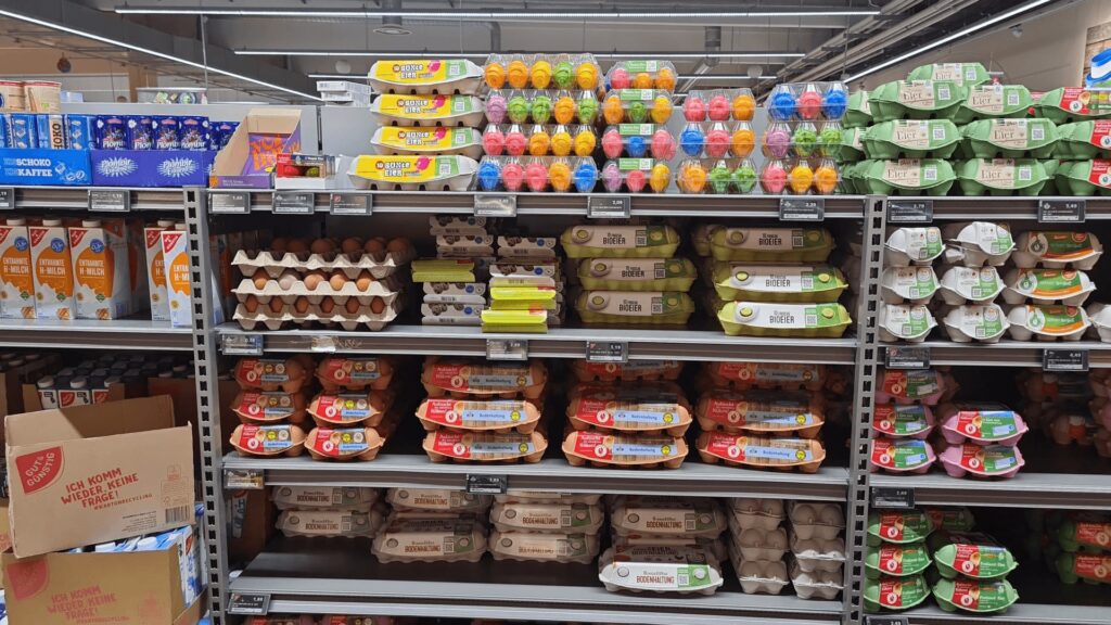 Ouăle gata vopsite din supermarket ne pot pune sănătatea în pericol. Ce substanțe conțin