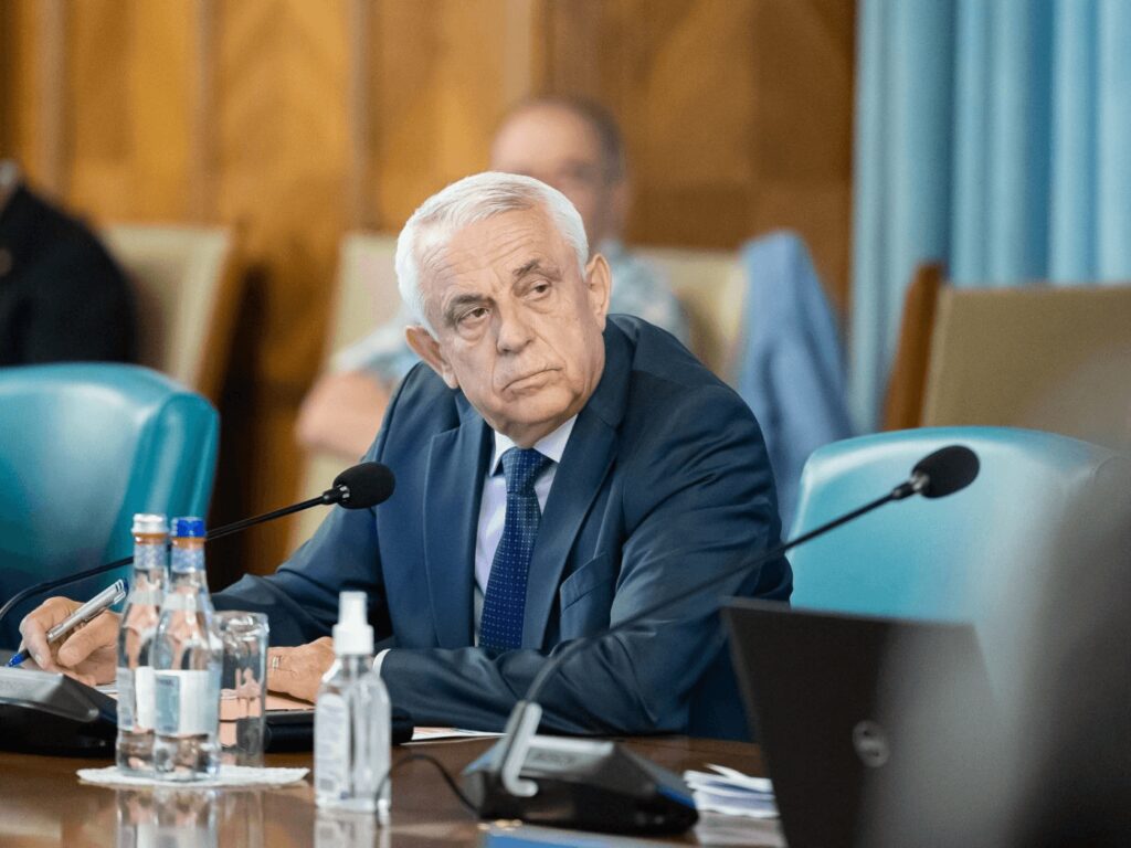 Moțiune împotriva ministrului Agriculturii. Petre Daea și-a prezentat „condica” în fața parlamentarilor