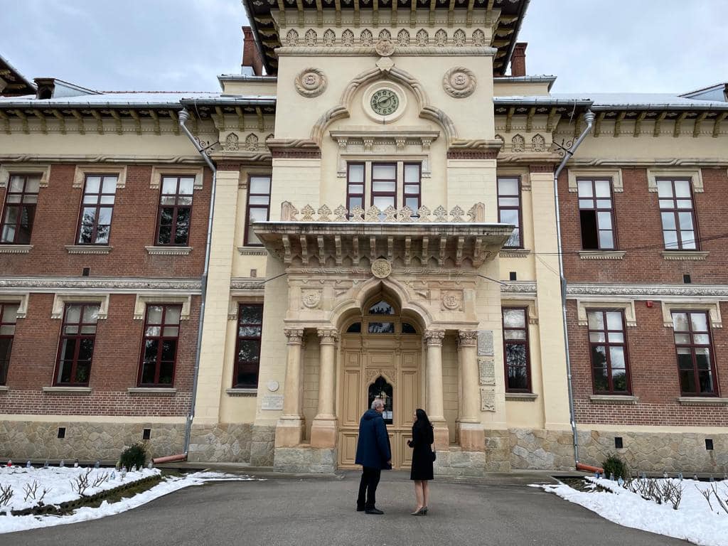 Simona Bucura-Oprescu susține învățământul pedagogic din Câmpulung și din România!