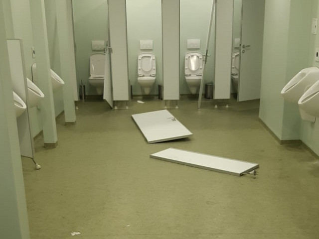 Fanii FCSB-ului au făcut „dezastru” la stadionul lui Sepsi. Imaginile cu daunele provocate