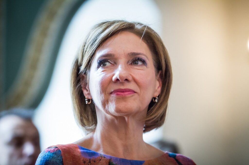 Carmen Iohannis nu intră în grevă. Soția președintelui se va prezenta la catedră