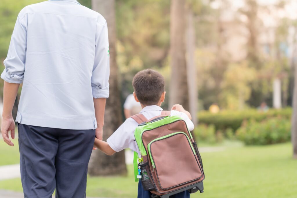 Asociațiile pentru copiii cu cerințe educaționale speciale cer eliminarea discriminării dintr-un articol din legea învățământului preuniversitar