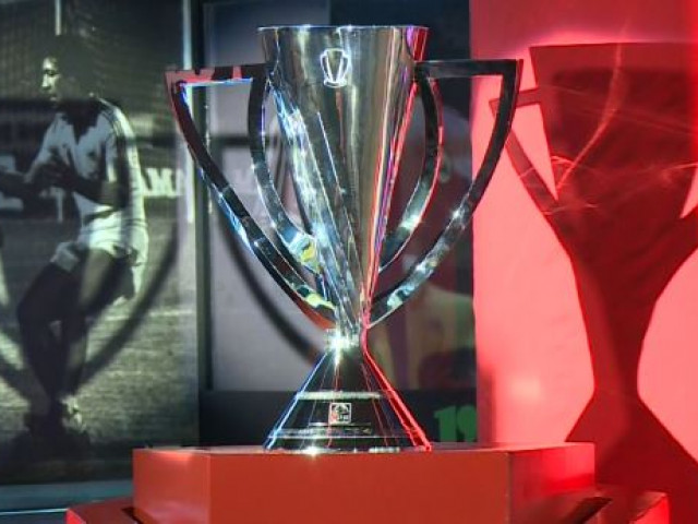 Noul trofeu SuperLiga a fost dezvăluit publicului! FCSB și Farul luptă pentru a fi prima echipă care îl ridică