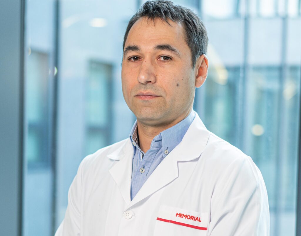 Pacientul cu hernie de disc merge la o oră după operație. Medicul Dorin Bică explică avantajele chirurgiei minim invazive