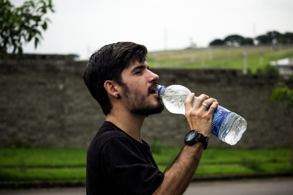 Medicii avertizează: apa la PET ținută în soare, la temperaturi ridicate, devine periculoasă pentru sănătate