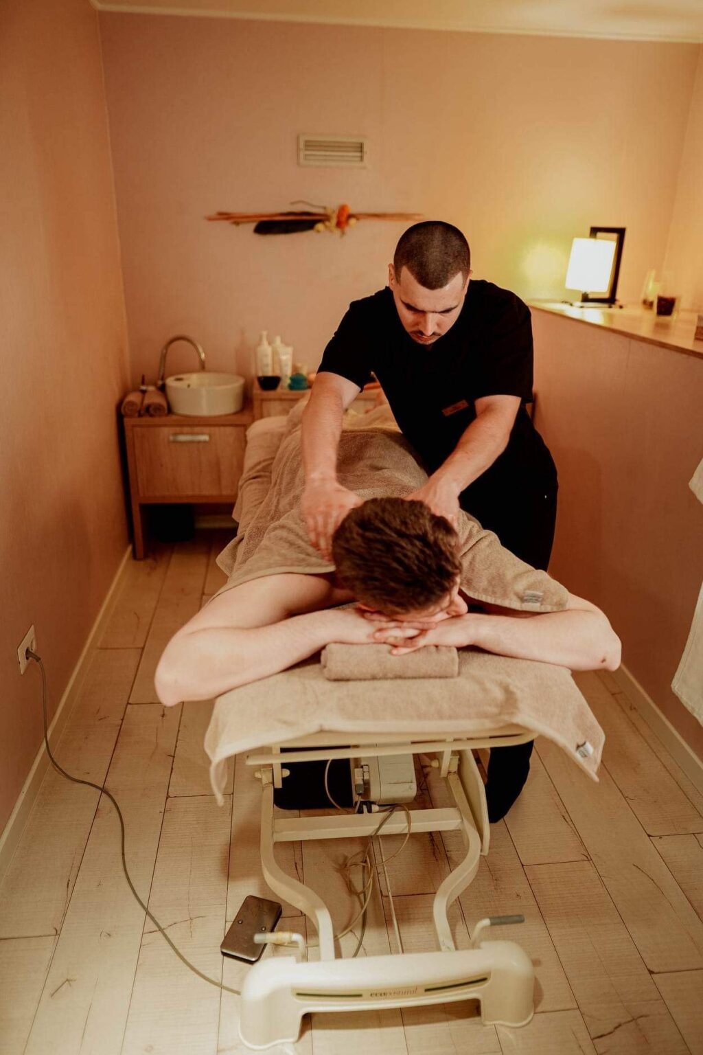 Munca de birou, dușmanul coloanei vertebrale. Un specialist în masaj terapeutic ne dezvăluie cum evităm problemele FOTO