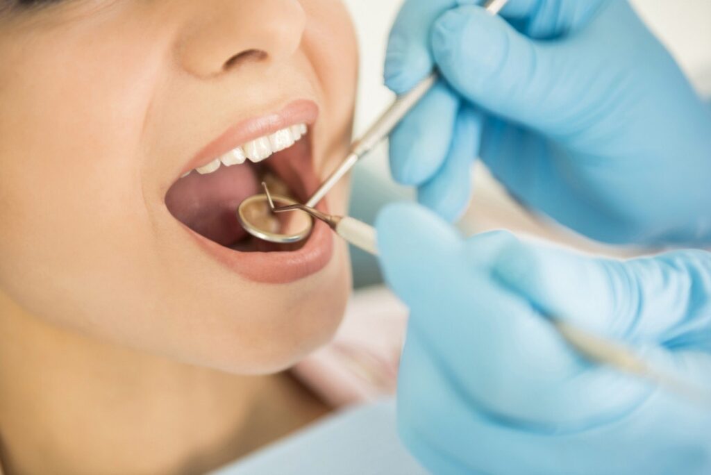Gutierele invizibile. Ce avantaje au față de aparatele dentare fixe