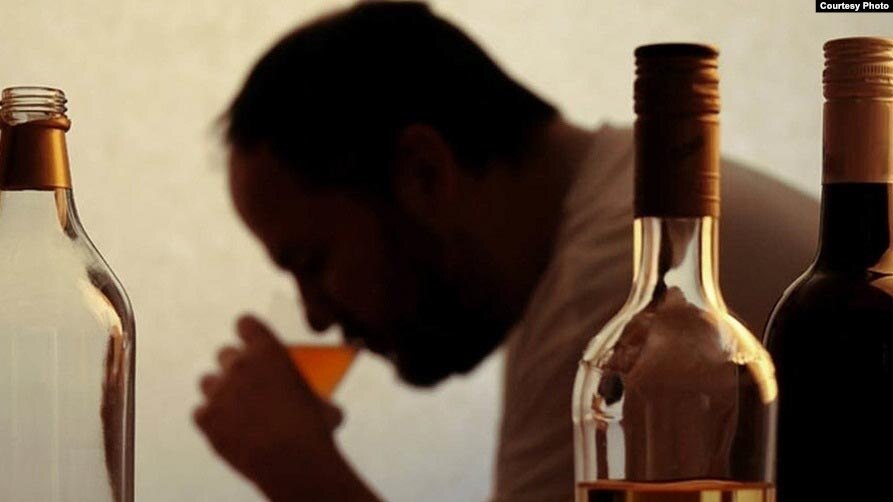 Cât putem bea fără să ne îmbolnăvim. Ce beneficii are alcoolul și de ce femeile sunt mai sensibile decât bărbații