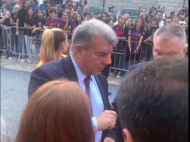 “Vine Messi?”. Asaltat de fanii Barcelonei, Joan Laporta a răbufnit! Gestul său a devenit viral