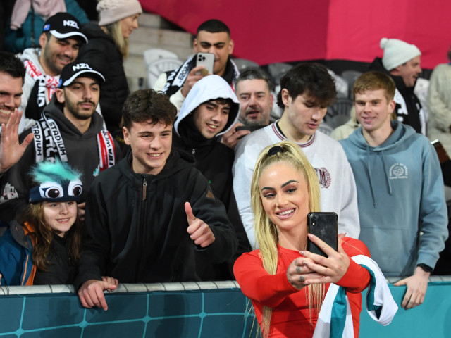 Galerie Foto | ”Barbie din fotbal”, moment stânjenitor la Cupa Mondială! Ce i-a cerut un fan aflat în tribună