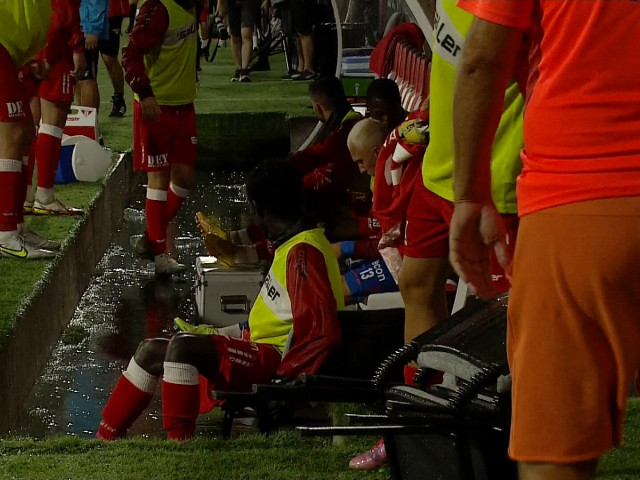 Galerie Foto | Stadionul celor de la UTA Arad, inundat la meciul cu CFR Cluj! Cum arăta zona băncilor de rezerve la pauza partidei