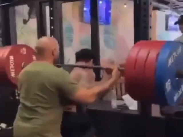 A încercat să ridice 200 de kilograme, dar a scăpat haltera și a murit. Atenție, imagini cu puternic impact emoțional