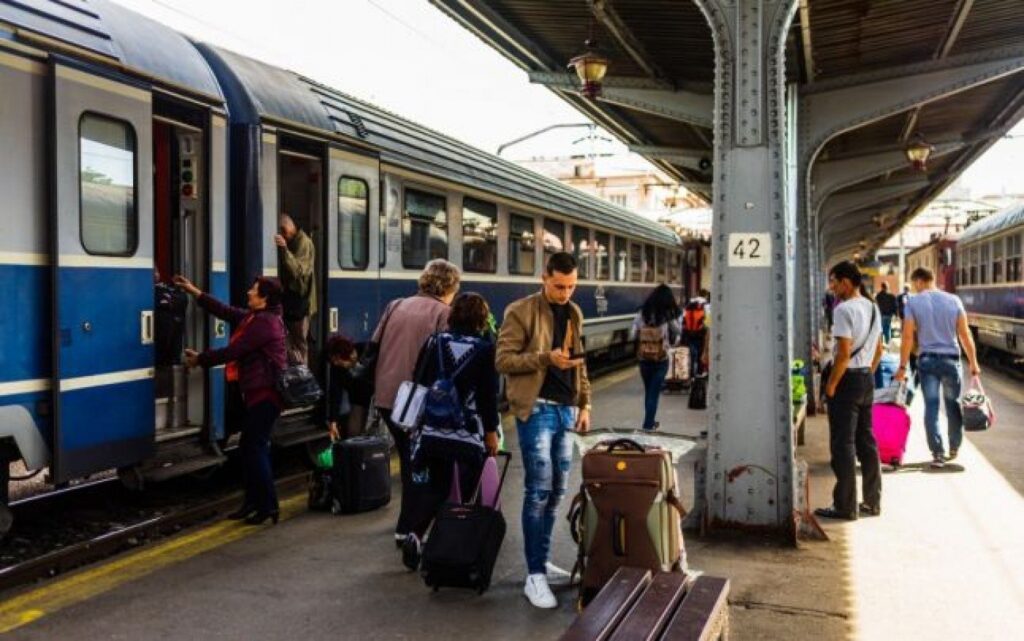 Studenții își pot cumpăra biletele de tren și online