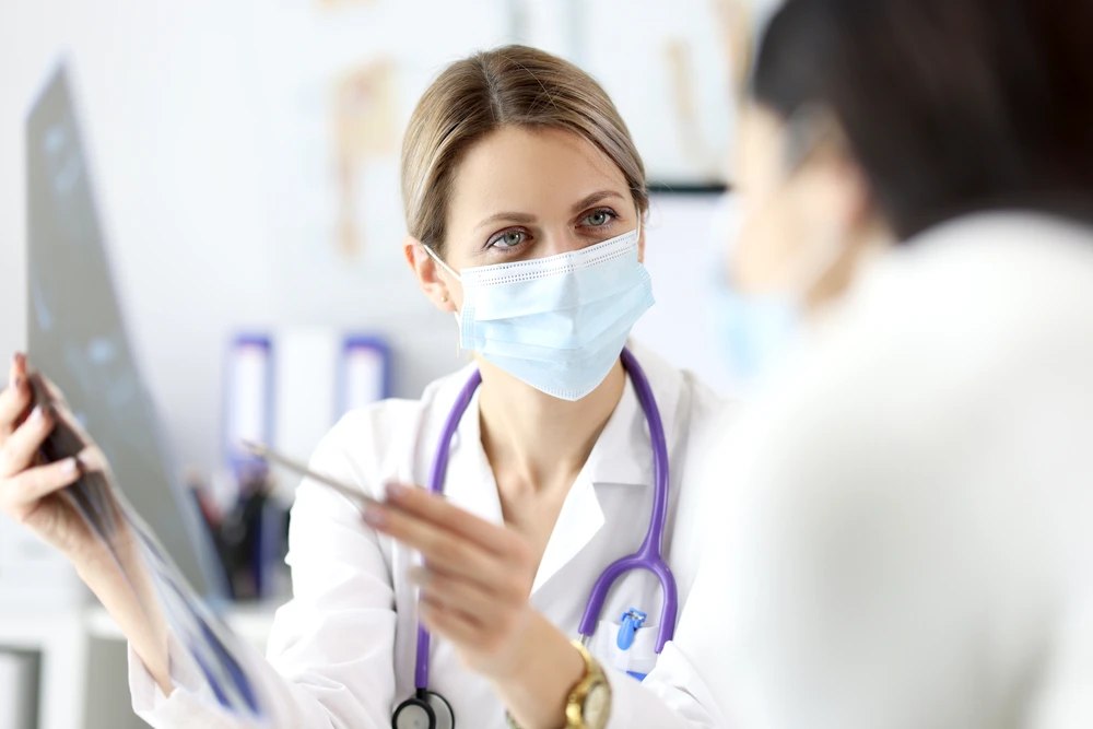 Simptomele bizare ale noilor mutații Covid-19 sperie lumea medicală: degerături, pierdere de auz și sughiț continuu