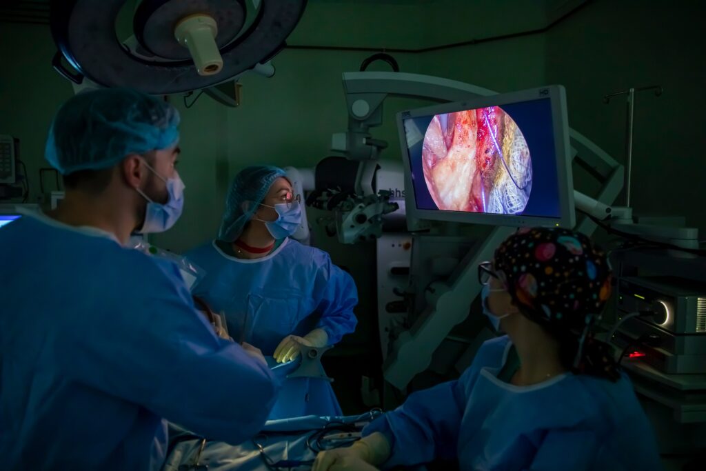 Premieră în România: operație pe creier prin pleoapă. Pacientul a scăpat de crizele de epilepsie avute din copilărie