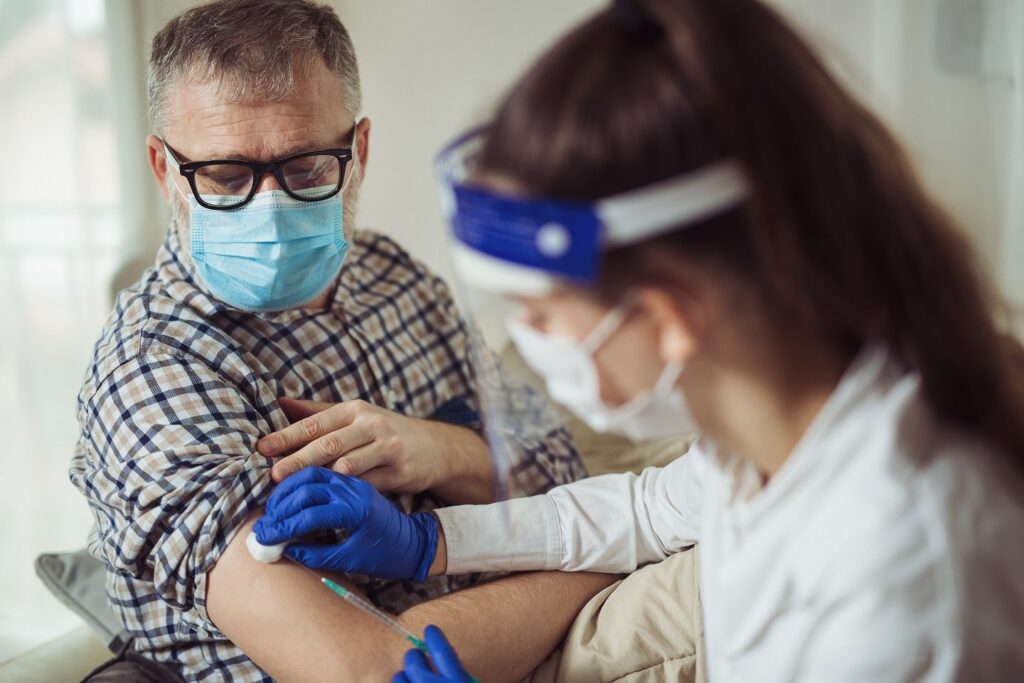 Un bărbat s-a vaccinat anti-COVID de peste 200 de ori în mai puțin de trei ani. Care este motivul