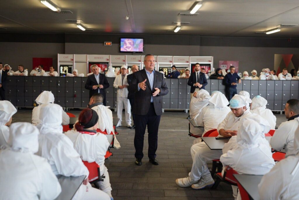 Nicolae Ciucă, vizită la un abator din Catalonia cu cei mai mulți angajați români: „Sunt mândri de calitatea muncii lor”