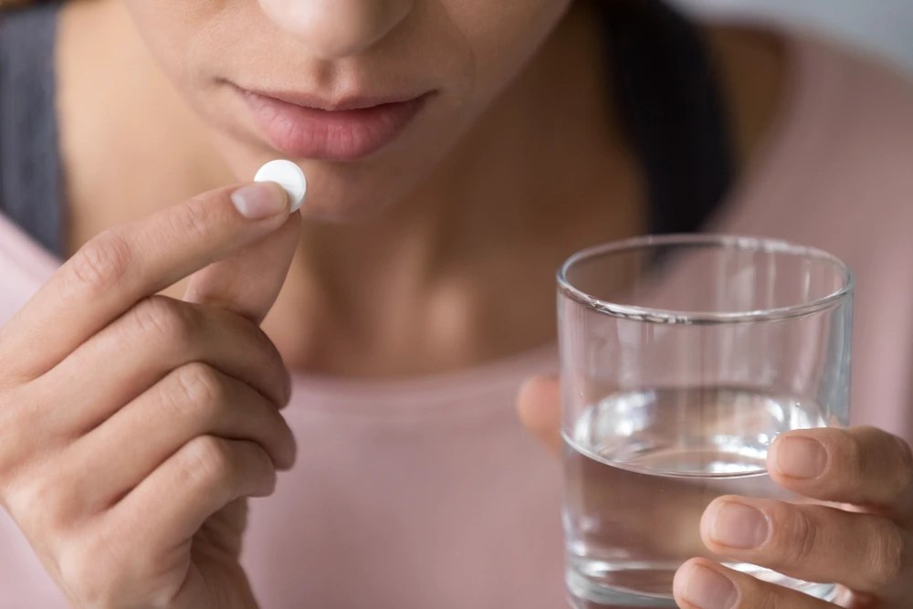 Avertismentul medicilor: Un medicament intens utilizat de români poate agrava unele boli