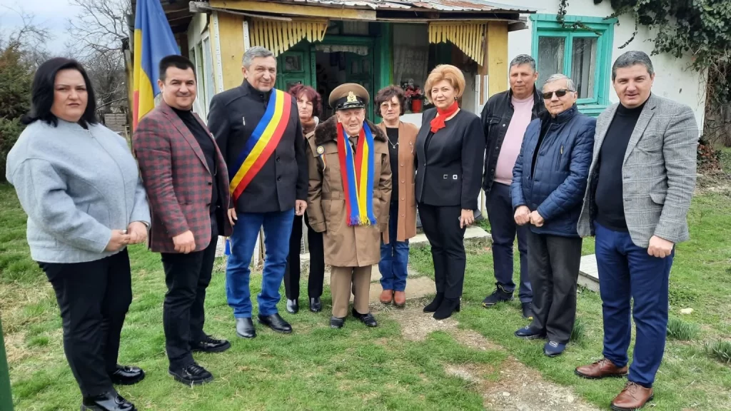 Veteranul de război Dumitru Din, sărbătorit de mai mulţi oficiali din PSD Argeş