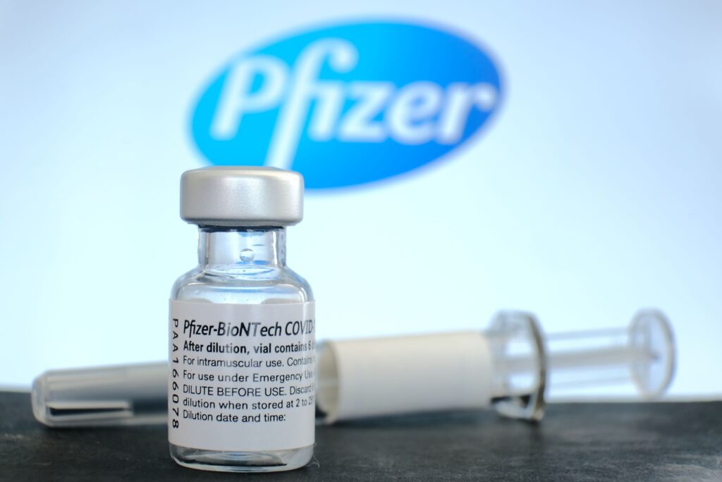 Vaccinuri anti-COVID-19: Decizie mixtă a unei instanţe britanice în litigiul Pfizer-Moderna