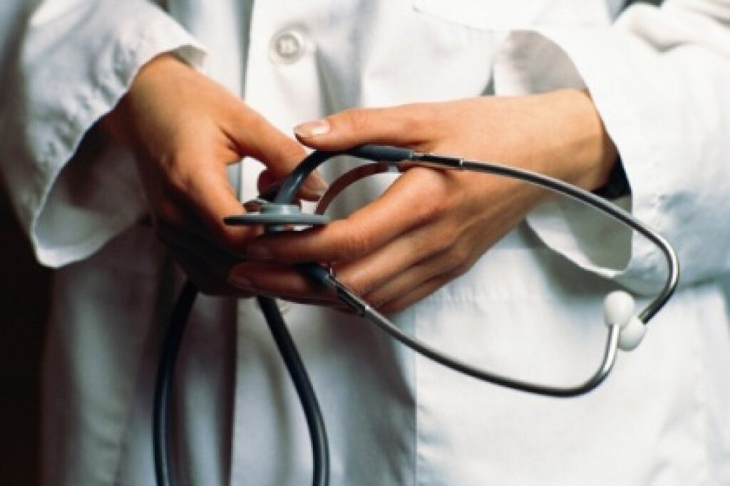 Pedepse mai aspre pentru cei care bat medici. Un deputat vrea ca doctorii să beneficieze de aceeași protecție penală ca polițiștii și militarii