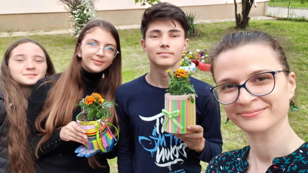 Engleza predată prin empatie și jocuri de rol, într-un sat. „Doamna, dacă nu erați dumneavoastră, eu mă lăsam de școală“