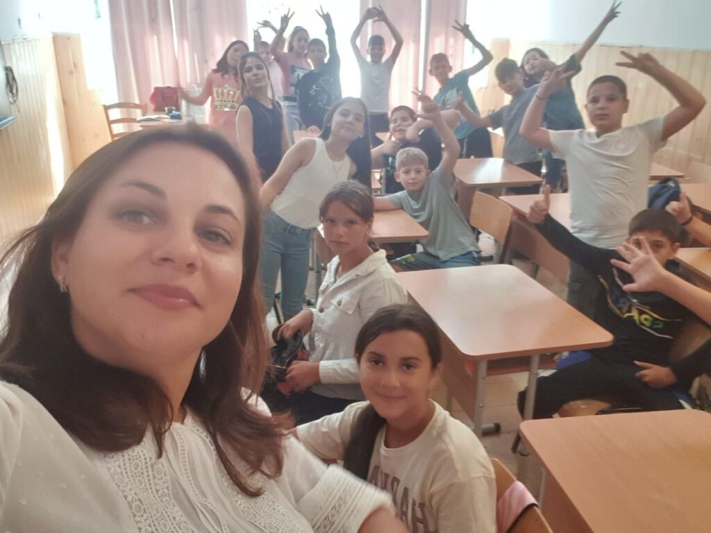 Profesoara care le cumpără elevilor rechizite, îmbrăcăminte și mâncare ca să nu renunțe la școală. „Doamna, vă iubim”