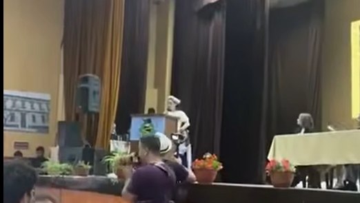 Discursul usturător al unei șefe de promoție: „Şcoala ne-a învățat cum să fim superficiali și ipocriți, nu să ne dezvoltăm etic și moral”