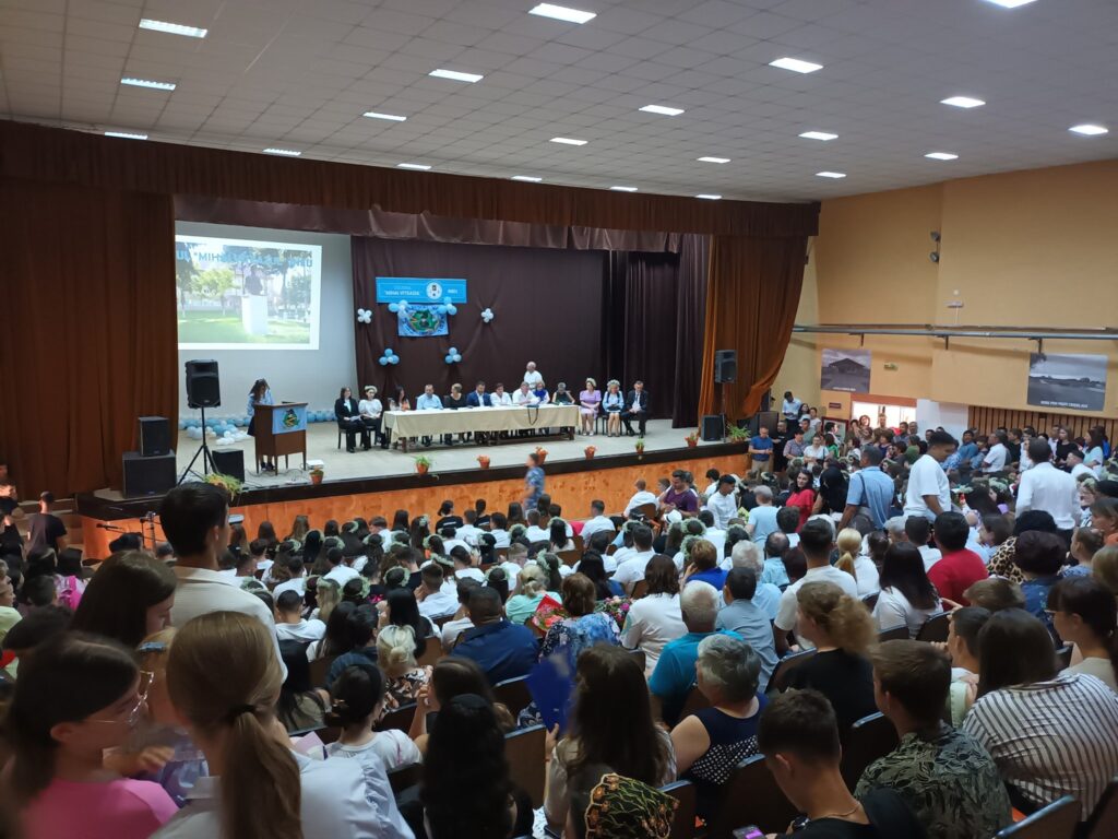 Discursul șefei de promoție din Ineu a înfierbântat profesorii. „Autosuficientă, plină de aroganță, incapabilă de recunoștință” VIDEO