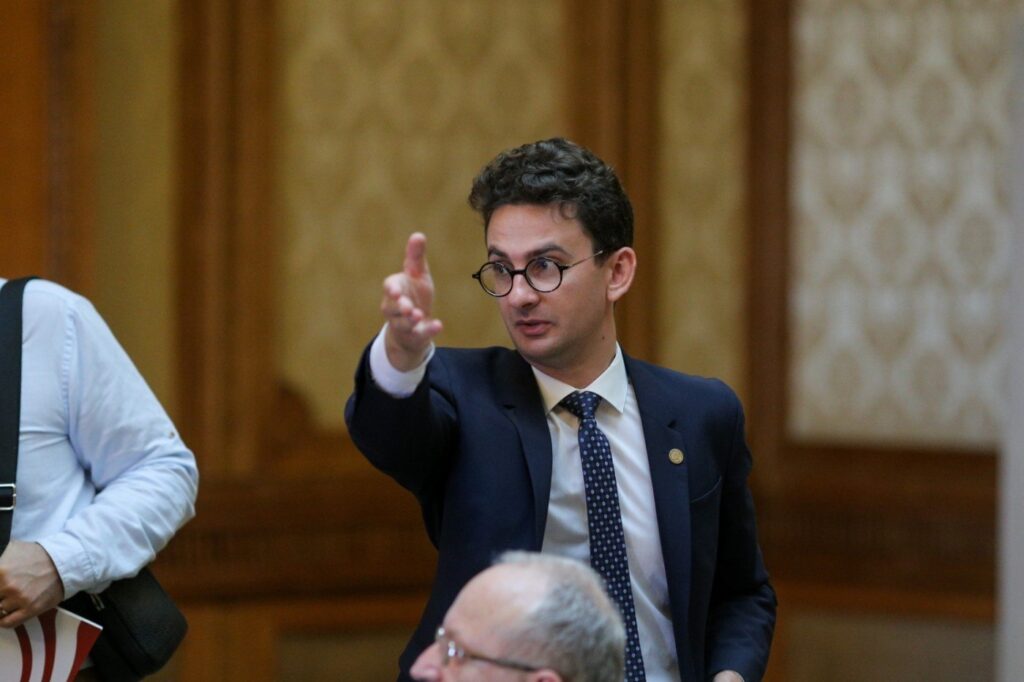 Alianța Dreapta Unită, criticată din interior