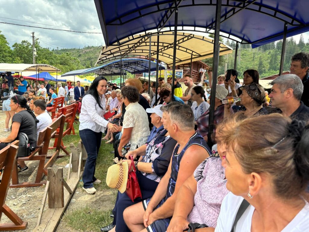Ministrul Simona Bucura-Oprescu și președintele CJ Argeș Ion Mînzînă, alături de primarul Marian Toader și de lereșteni în zi de mare sărbătoare