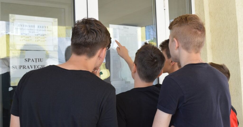 Rezultate finale la Evaluarea Naţională. După contestaţii, peste 9.000 de elevi au obţinut note mai mici, dar au fost şi nouă medii de 10 în plus