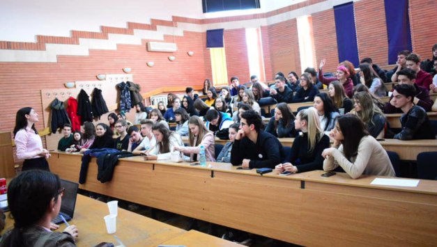 Burse școlare 2024. Ce bani vor primi elevii în anul școlar viitor și în ce condiții