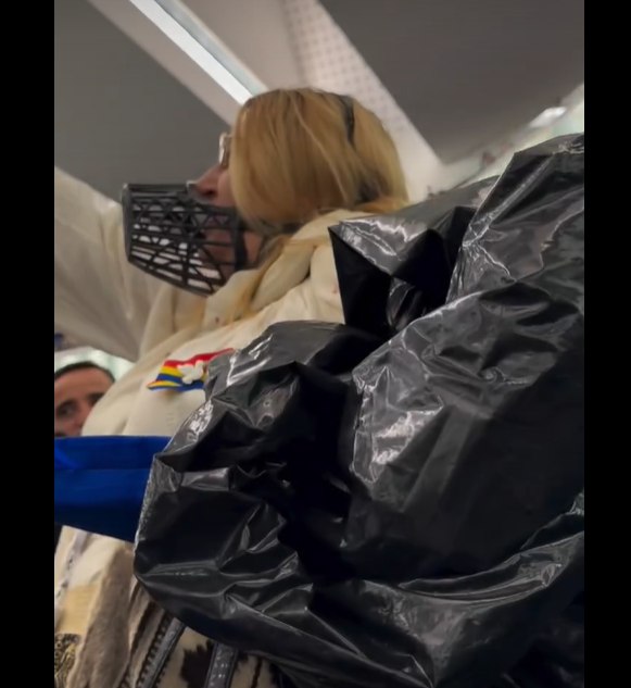 Ce sancțiuni i-ar putea aduce Dianei Șoșoacă scandalul din Parlamentul European. Recuzită: botniță, icoană și sac de cadavre VIDEO