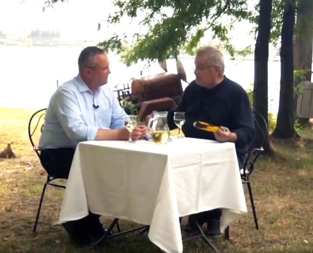 Nicolae Ciucă și-a lansat cartea cu lăutari și preparate oltenești, alături Mircea Dinescu: „Viața fiecărui om este, în felul ei, o poveste”