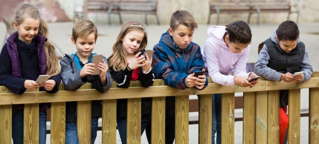 Interzicerea telefoanelor în școli nu îmbunătățește rezultatele elevilor