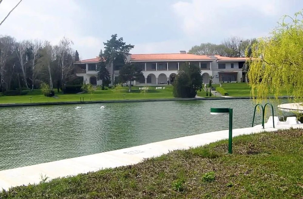Rareș Bogdan, despre terenul de golf al președintelui Iohannis de la Neptun: „Un tăpșan cu iarbă, pe care au tăiat unii iarba mai scurt şi au făcut 3 găuri de zici că le-au făcut trei cârtițe”