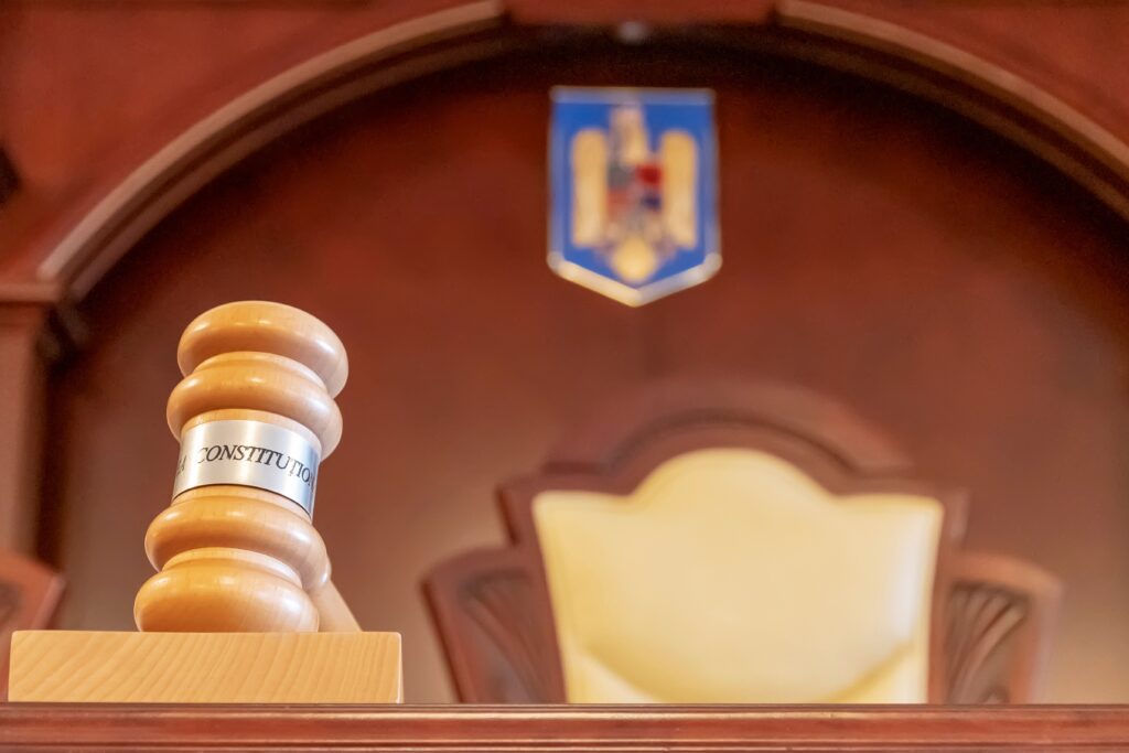 Cum văd specialişti în drept constituțional decizia care a dinamitat prezidențialele: „Șterge din Constituție dreptul la opinie”