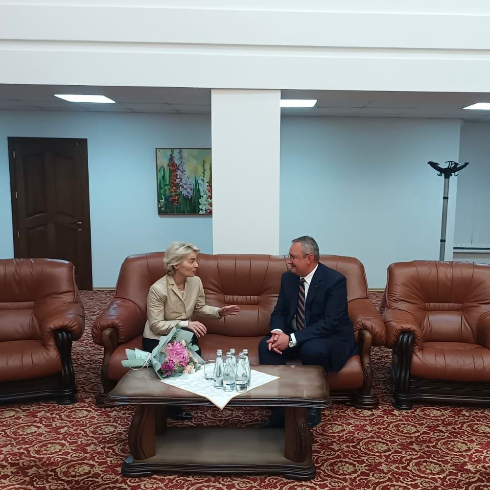 Nicolae Ciucă, întâlnire neașteptată cu Ursula von der Leyen pe Aeroportul din Chișinău. Despre ce au discutat cei doi