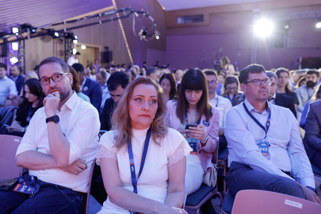 Lasconi amenință cu procese după ce i s-a cerut să se retragă: „Sper să nu mă calce nimeni cu mașina”