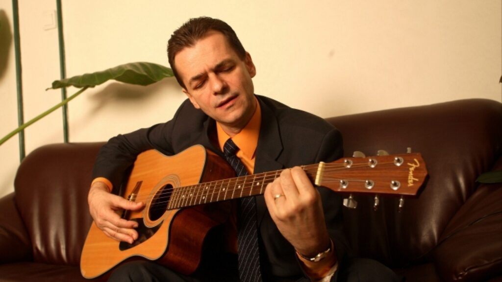 Ludovic Orban, moment muzical în direct. A cântat două melodii celebre, dar vocea sa a stârnit comentarii ironice
