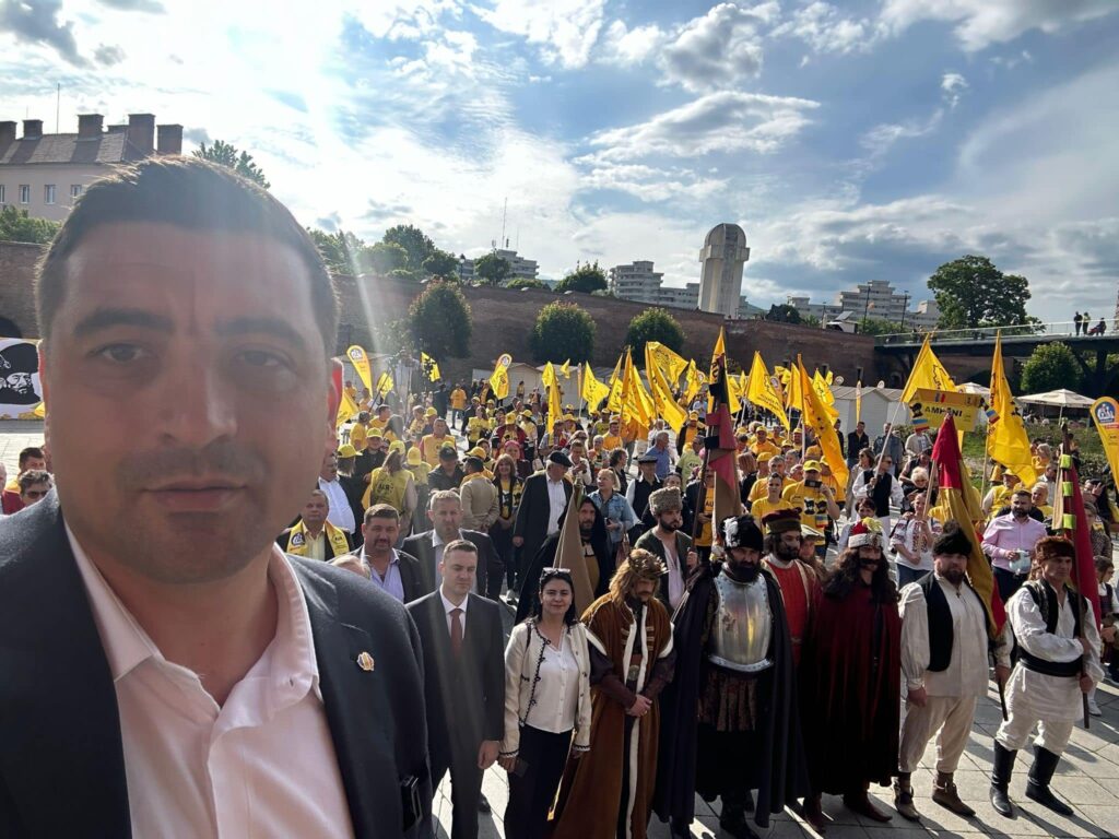 Câte persoane s-au înscris pentru apartamentele promise de George Simion. Candidatul a explicat și de unde va lua terenul