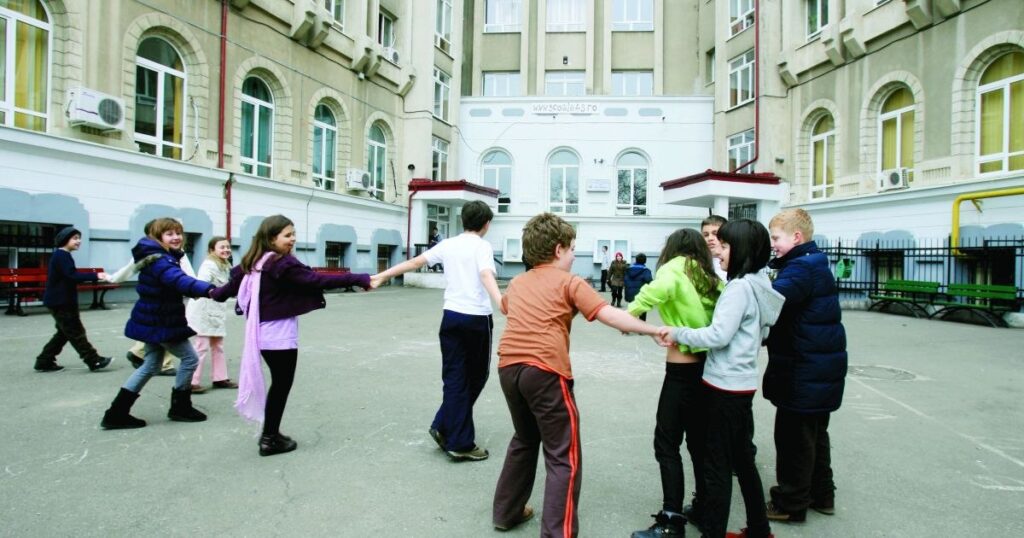 Birocrația sufocă școlile din România. Profesorii nu mai vor să gestioneze bursele sociale. Ce spune Ministerul Educației