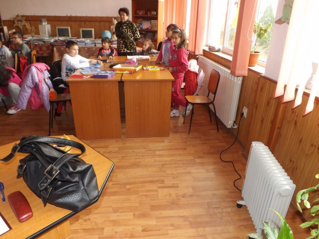 „Căldura nu este o materie opțională”: Elevii din Focșani cer să intre în on-line pentru că învață în frig de două săptămâni
