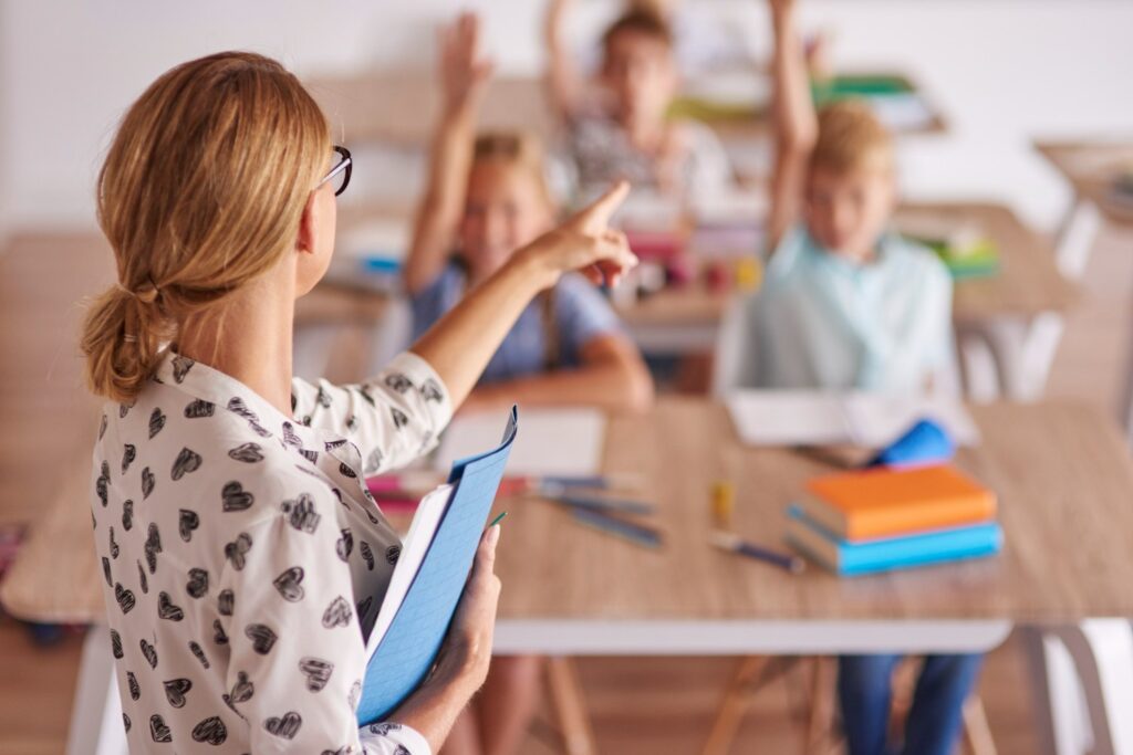 Două ore suplimentare de pregătire remedială pentru toți învățătorii și profesorii din învățământul primar. Procedura, în Monitorul Oficial