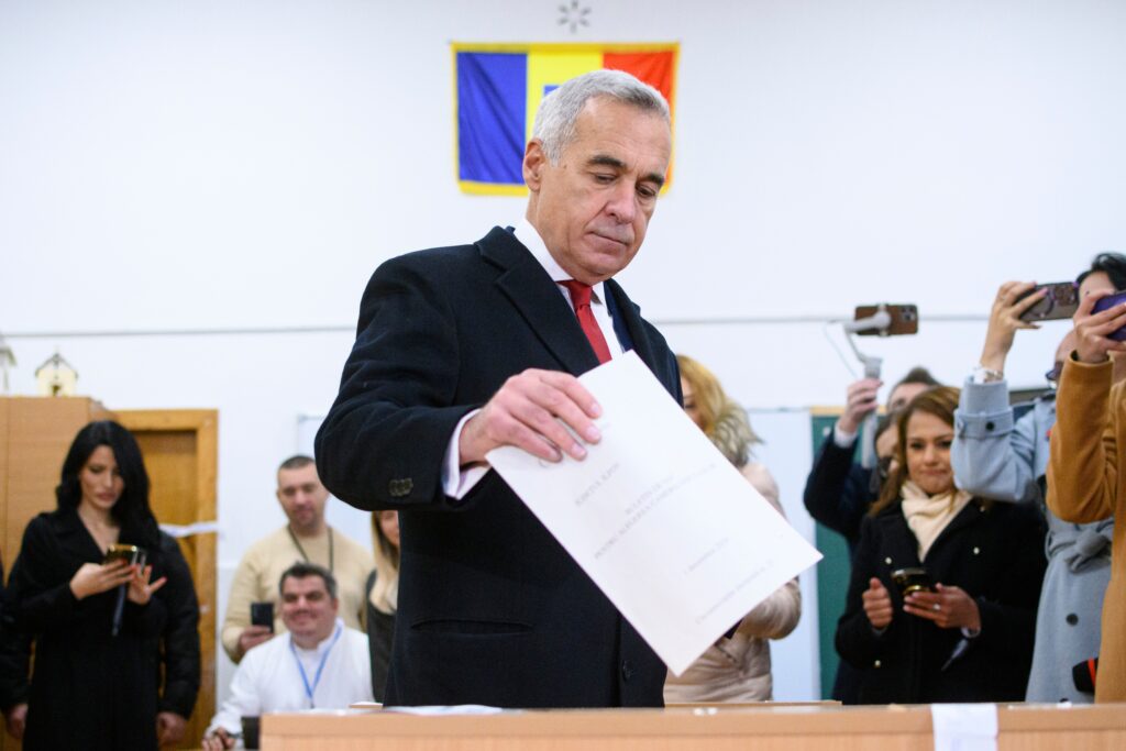 Georgescu anunță că duminică se duce să voteze și îi instigă pe români să-i urmeze exemplul: „Poporului român – nimeni, niciodată nu trebuie să-i mai închidă ușa în nas”