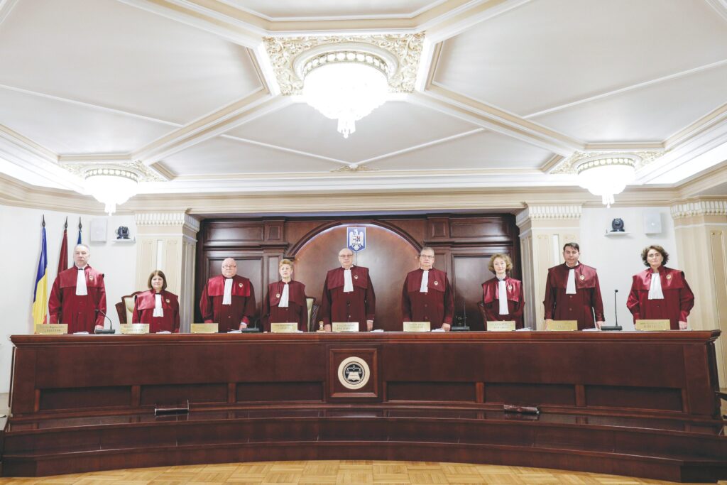„Judecătorii CCR nu sunt principalii responsabili”. Un profesor de drept constituțional explică cine e de vină pentru haosul iscat de anularea alegerilor